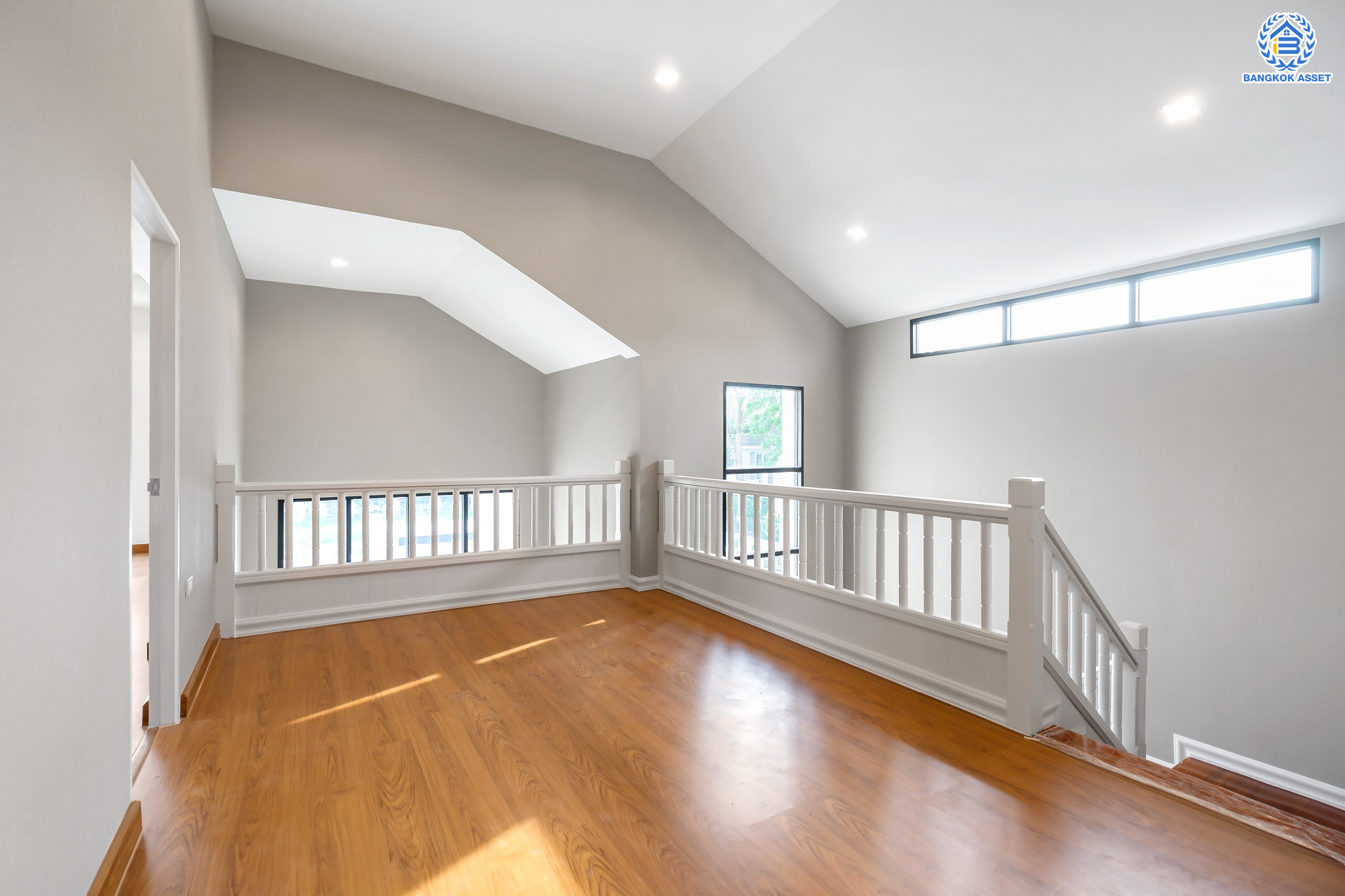 บ้านมือสองตกแต่งใหม่ ม.กฤษดานคร20 ปิ่นเกล้า-ติดถนนบรมราชชนนี เนื้อที่ 198 ตร.ว. บ้านเดี่ยวหลังใหญ่ ตกแต่งสุดหรูดีไซน์ยุโรป พร้อมฟังก์ชัน 4 ห้องนอน 4 ห้องน้ำ 1 ห้องแม่บ้าน จอดรถได้ 5 คัน บนทำเลเชื่อมต่อเมืองอย่างรวดเร็ว ใกล้ทางคู่ขนานลอยฟ้าบรมราชชนนี ทางด่วน "กาญจนาภิเษก" ม.มหิดล และเซ็นทรัลปิ่นเกล้า